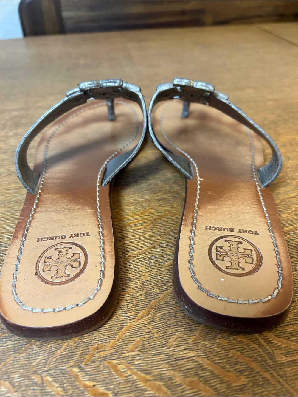 Tory Burch Moore metallic pewter pebble leather thong sandals size 7.5 - Picture 6 of 12